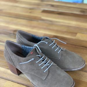 Hellen DeGeneres 8.5 tan suede leather.